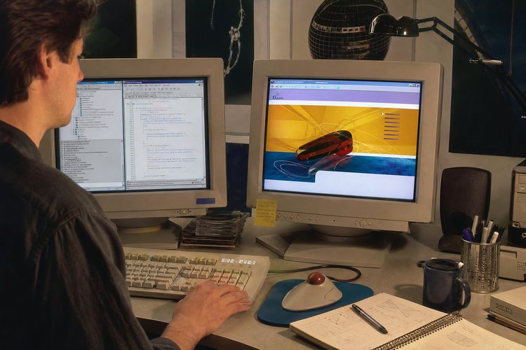 Estación de trabajo de diseño web con dos monitores, código y movimiento