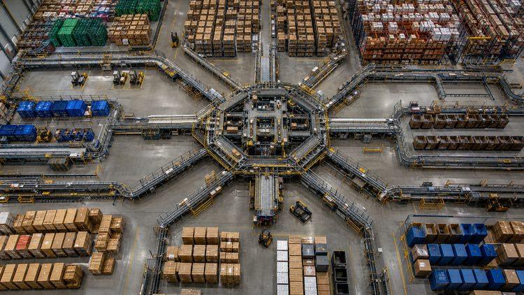 A central distribution hub routes parcels to separate zones